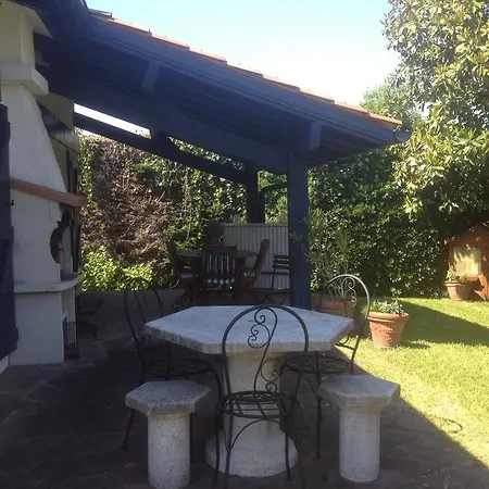 Maison Et Jardin Au Centre Du Village
